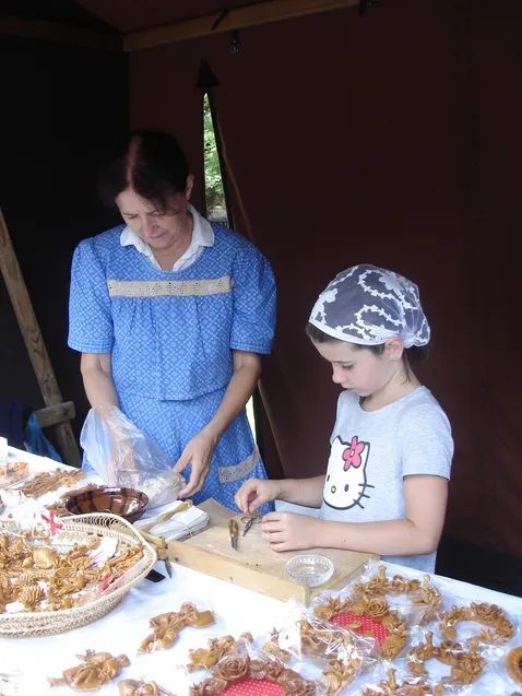 Jarmark – předávání řemesla další generaci – Rožnov pod Radhoštěm, 15. 8. 2009